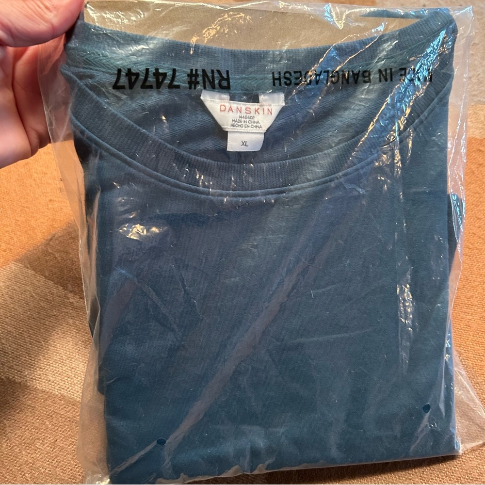 EUC Blue Danskin top, XL - Picture 9 of 10